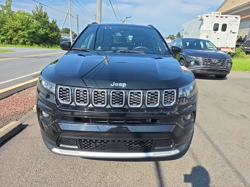 Used 2025 Jeep Compass Limited AWD/4WD image 5