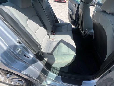 Used 2017 Hyundai Elantra SE FWD image 17