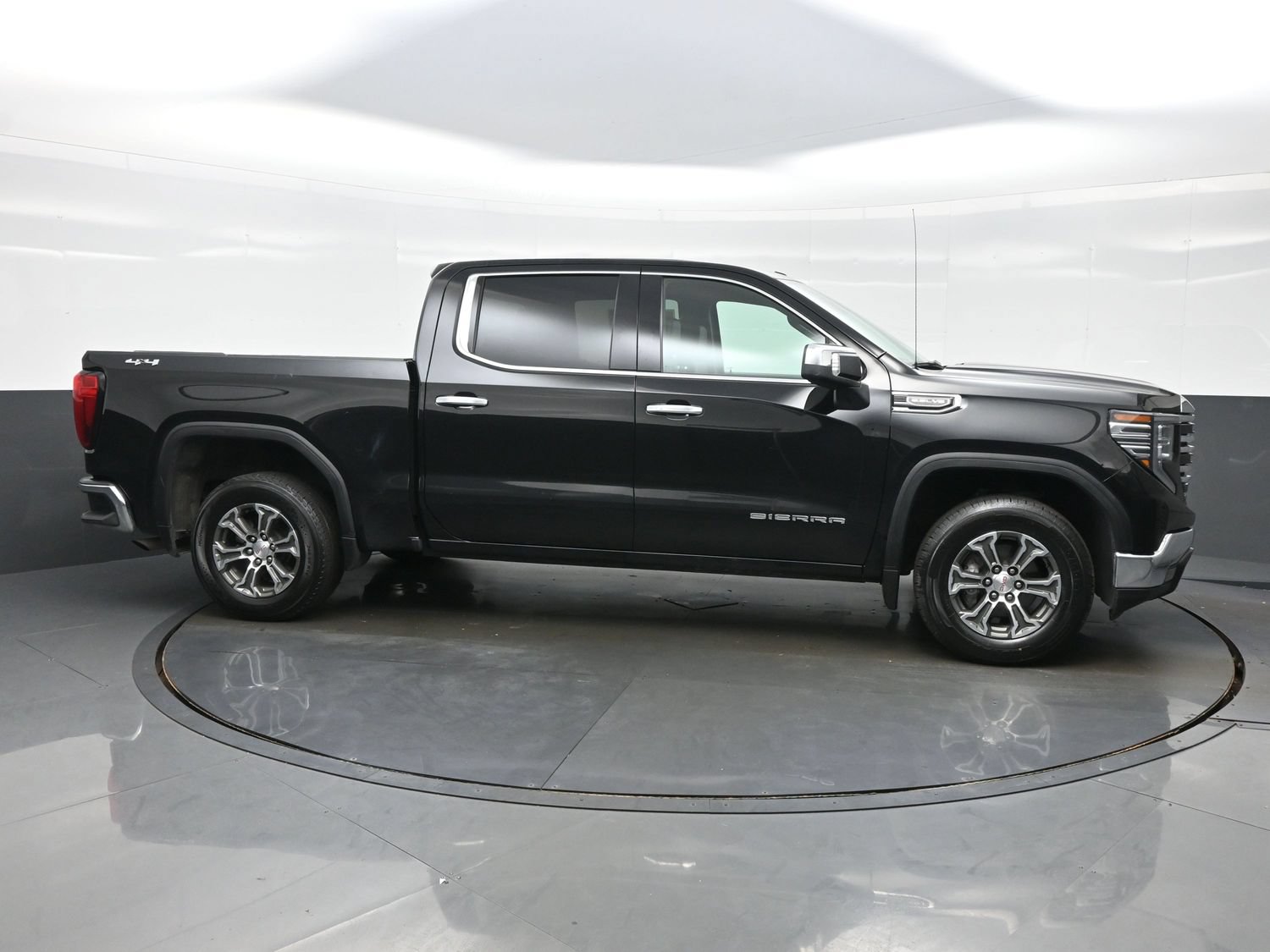 Used 2025 GMC Sierra 1500 SLT AWD/4WD image 7