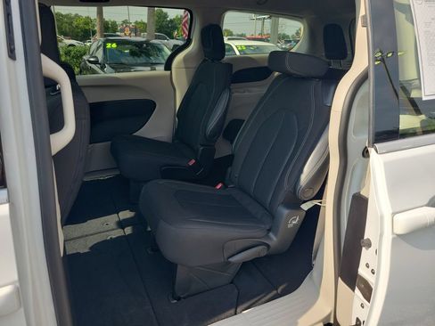 Used 2022 Chrysler Voyager LX FWD image 9