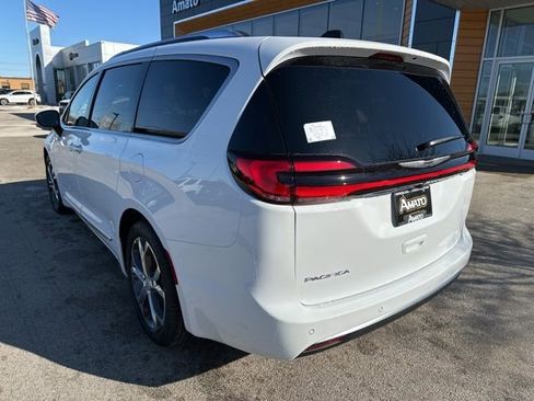 New 2026 Chrysler Pacifica Pinnacle image 8