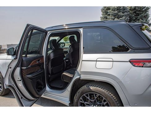 Used 2025 Jeep Grand Cherokee Summit w/ Obsidian Package AWD/4WD image 13