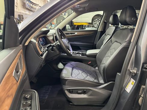 Used 2024 Volkswagen Atlas SE AWD/4WD image 16