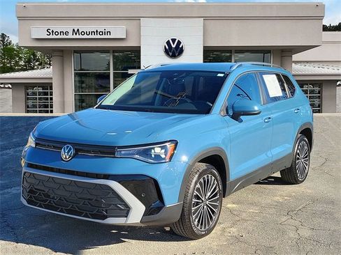 Certified 2025 Volkswagen Taos SE image 1