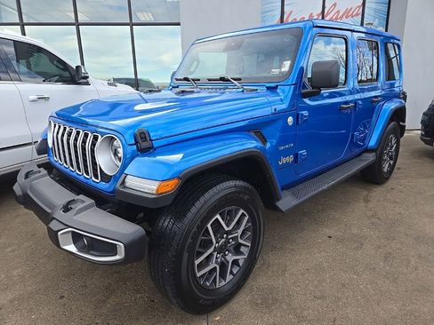 Used 2024 Jeep Wrangler Unlimited Sahara w/ Technology Group AWD/4WD image 2