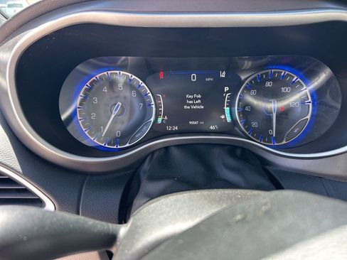 Used 2023 Chrysler Pacifica Touring-L FWD image 8