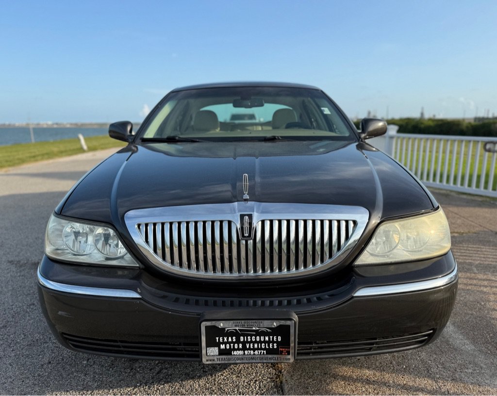 Used 2007 Lincoln Town Car Signature RWD image 2