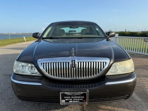 Used 2007 Lincoln Town Car Signature RWD image 2
