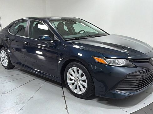 Used 2020 Toyota Camry LE image 3