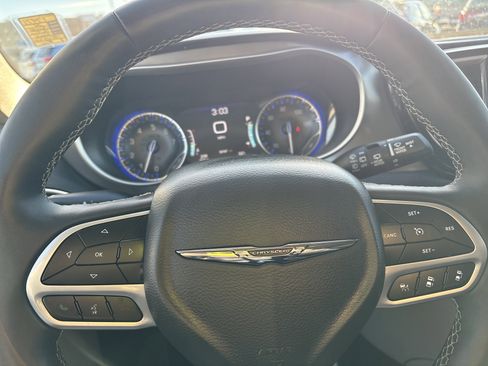 Used 2024 Chrysler Pacifica Touring-L image 13