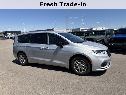 Certified 2024 Chrysler Pacifica Touring-L FWD image 12