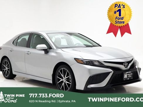 Used 2024 Toyota Camry SE image 1