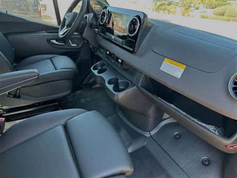 Used 2024 Mercedes-Benz Sprinter 2500 image 17