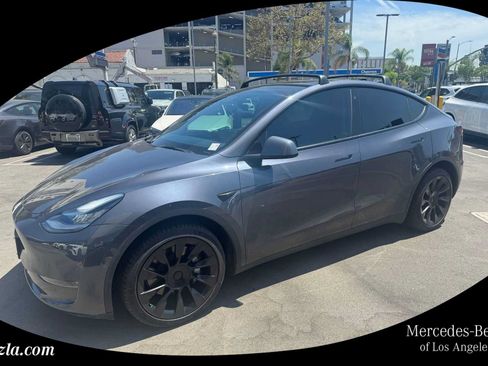 Used 2022 Tesla Model Y Long Range AWD/4WD image 1