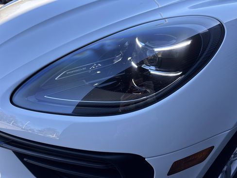 Certified 2025 Porsche Macan image 9