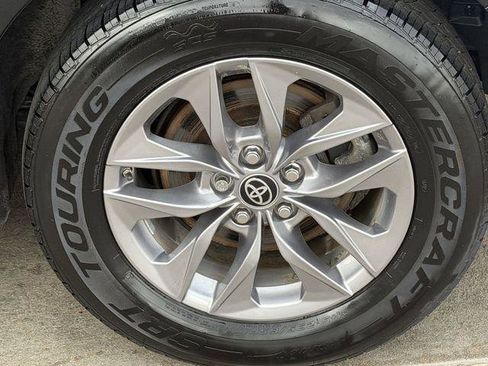 Certified 2023 Toyota Sienna XLE FWD image 8