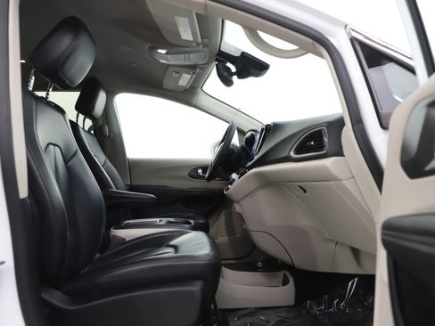 Used 2022 Chrysler Pacifica Touring-L image 11