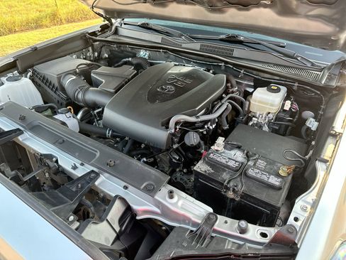 Used 2022 Toyota Tacoma TRD Off-Road image 24