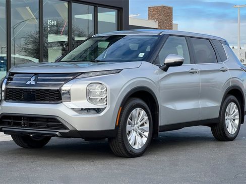 New 2025 Mitsubishi Outlander ES image 9