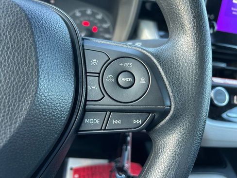 Used 2025 Toyota Corolla LE image 18