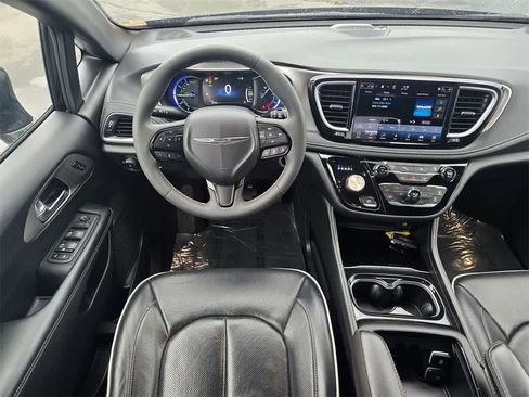 Used 2022 Chrysler Pacifica Limited w/ Uconnect Theater Family Group image 10