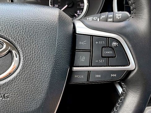 Used 2024 Toyota Highlander LE image 18