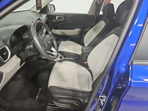 Certified 2025 Hyundai Venue SEL FWD image 11