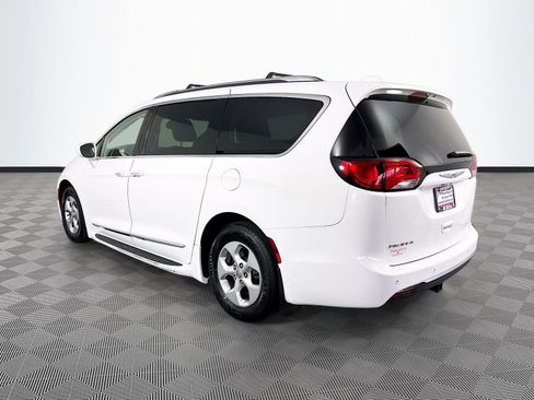 Used 2017 Chrysler Pacifica Touring-L Plus FWD image 5