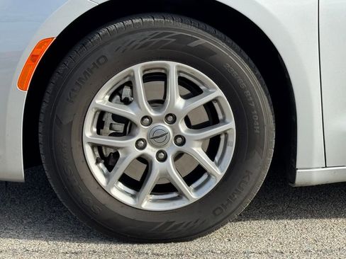 Used 2024 Chrysler Pacifica Touring-L image 33