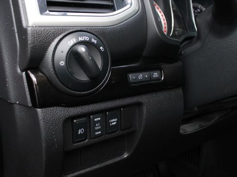 Used 2018 Nissan Titan SV w/ SV Convenience Package image 19