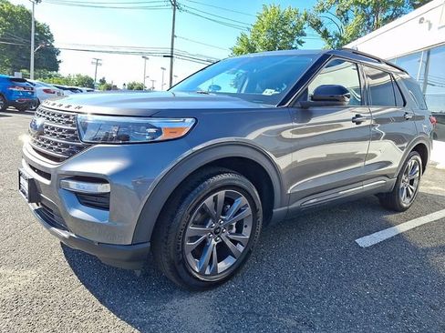 Used 2023 Ford Explorer XLT w/ Equipment Group 202A AWD/4WD image 3