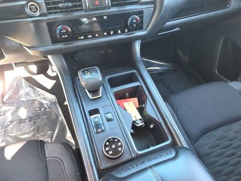 Used 2024 Nissan Pathfinder S image 19
