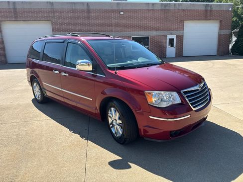 Used 2010 Chrysler Town & Country Limited w/ Entertainment Group #3 FWD image 3