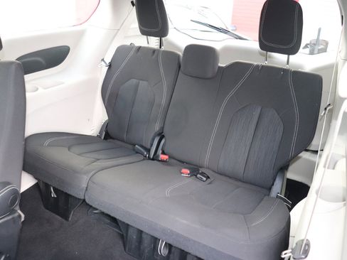 Used 2023 Chrysler Voyager LX image 13