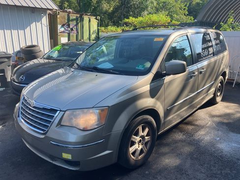 Used 2009 Chrysler Town & Country Touring FWD image 1