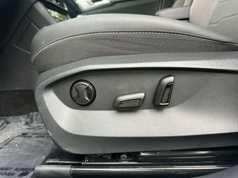 Used 2025 Volkswagen Taos SE FWD image 11