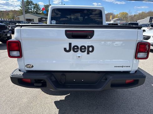 Used 2025 Jeep Gladiator Sport AWD/4WD image 4