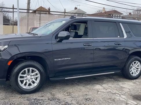 Used 2024 Chevrolet Suburban LT image 7