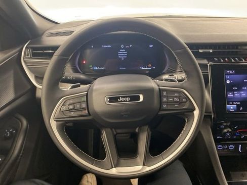 Used 2023 Jeep Grand Cherokee Altitude image 18