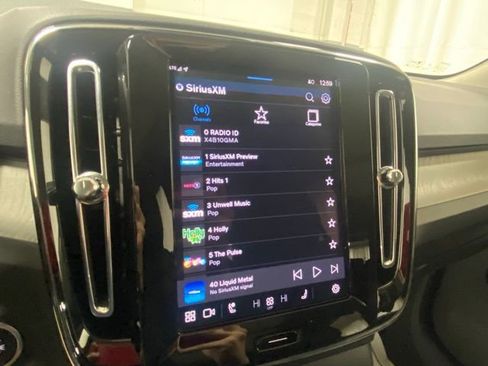 Used 2025 Volvo XC40 B5 Core image 20