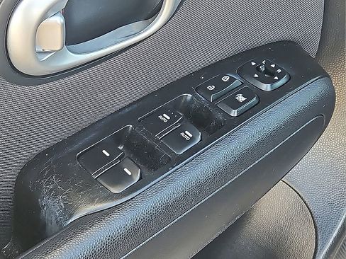Used 2015 Kia Soul + image 19