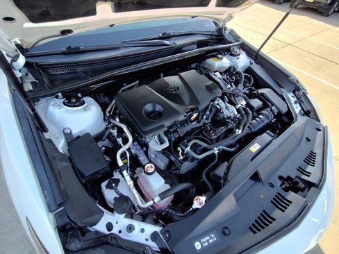 Used 2018 Toyota Camry XLE image 12