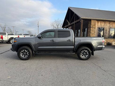 Used 2022 Toyota Tacoma TRD Off-Road image 3
