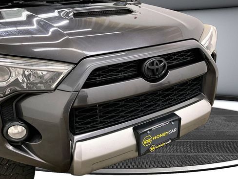 Used 2018 Toyota 4Runner TRD Off-Road AWD/4WD image 31