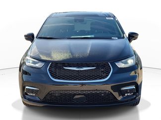 New 2026 Chrysler Pacifica Limited w/ Trailer Tow Group video 2