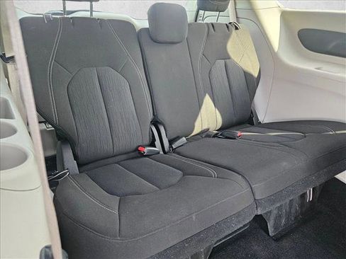 Used 2022 Chrysler Voyager LX image 18