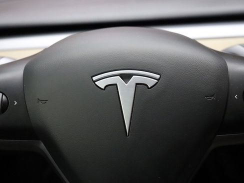 Used 2021 Tesla Model Y Long Range image 50