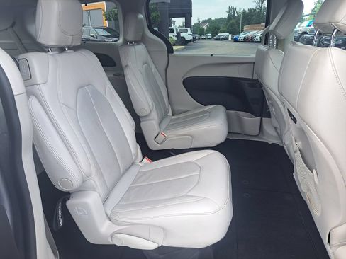 Used 2021 Chrysler Pacifica Touring-L FWD image 31