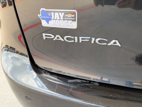 Used 2023 Chrysler Pacifica Touring-L FWD image 32
