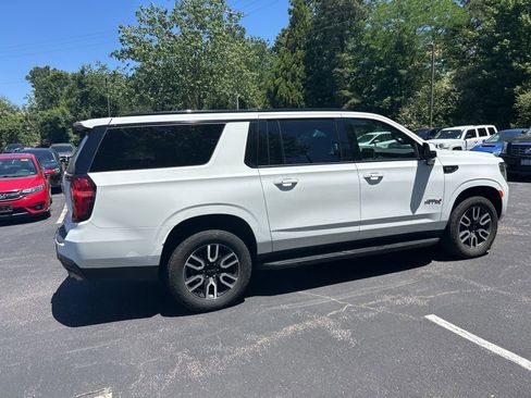 Used 2022 GMC Yukon XL AT4 w/ Technology Package AWD/4WD image 4